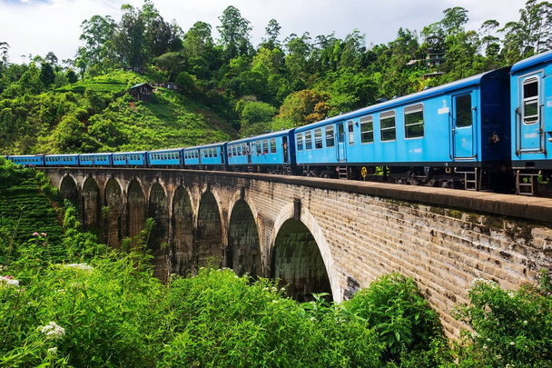 Ella Sri lanka, huhtikuu 08 2018: juna Nine Arch sillalla Ellassa
 - Valokuva, kuva