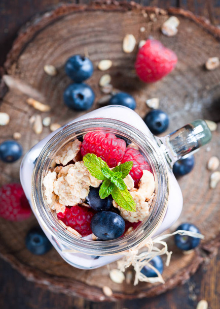 Fruits et yaourts combinés en verre avec backgroun rustique
 - Photo, image