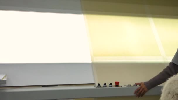 textiltermékek és diák a lámpa háttérvilágítású képernyő szövet. a kamera a helyhez kötött - Felvétel, videó