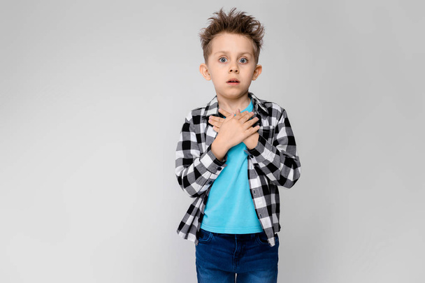 Ωραίο Καυκάσιος preschooler αγόρι σε casual ντύσιμο, παρουσιάζοντας διαφορετικές εκφράσεις σε λευκό τοίχο στο studio.  - Φωτογραφία, εικόνα