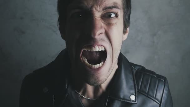 Porträt eines wütenden brutalen Mannes, der schreit. Gefahr Gewalt. Zigarette fällt aus dem Mund - Filmmaterial, Video
