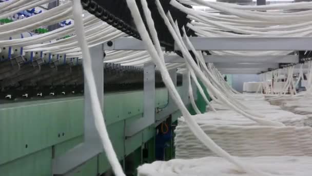 Maszyny i urządzenia w warsztacie do produkcji nici, omówienie. wnętrza fabryki przemysłu włókienniczego. Kamera jest nieruchoma - Materiał filmowy, wideo