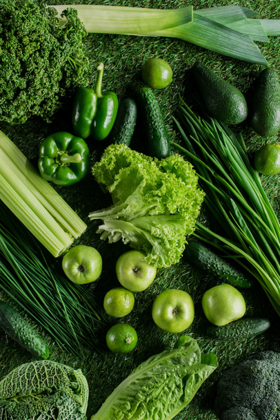 vista superior de verduras verdes apetitosas maduras en la hierba, concepto de alimentación saludable
 - Foto, imagen