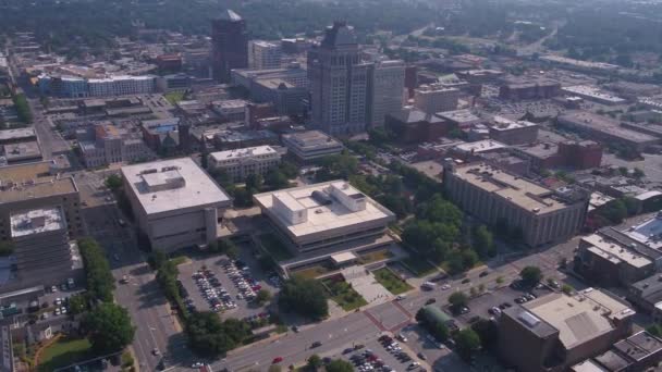 Aerial video of downtown Greensboro in North Carolina on a sunny day. - Materiał filmowy, wideo