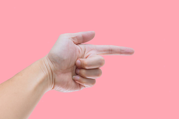 Mão masculina arma ou dedo apontar desta forma isolado no fundo cor-de-rosa com recorte caminho
 - Foto, Imagem