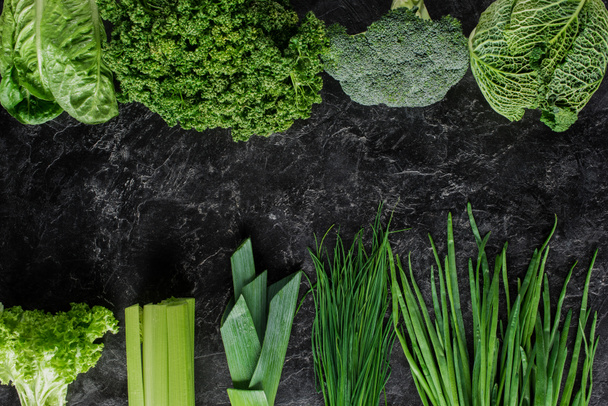 具体的なテーブル、健康的な食事の概念に緑の野菜の上から見る - 写真・画像