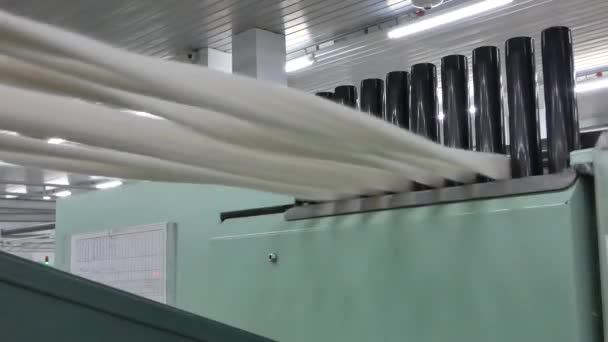 Machines en materieel in de werkplaats voor de productie van wol, overzicht. interieur van industriële textielfabriek. de camera stilstaat - Video