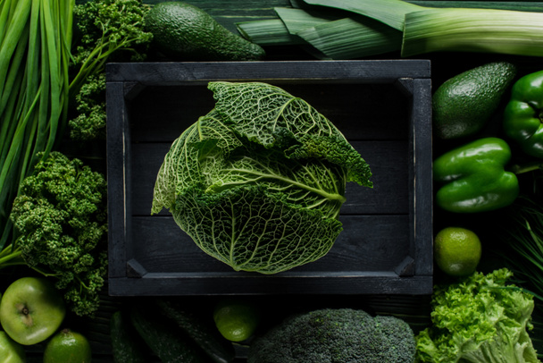 Widok z góry z zielonej kapusty w drewnianym pudełku między warzywa, zdrowe jedzenie koncepcja - Zdjęcie, obraz