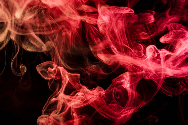 Tlusté červené barevné kouře na černém pozadí izolované. Pozadí z kouře vape - Fotografie, Obrázek