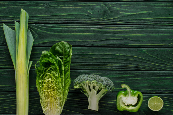pohled shora zelené brokolice, paprika a vápno na stole, zdravé stravovací koncept - Fotografie, Obrázek