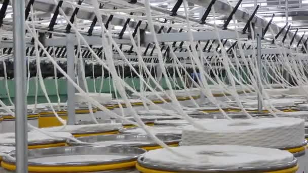 Stroje a zařízení v dílně na výrobu vlákna. interiér průmyslové textilní továrny. kamera je stacionární - Záběry, video