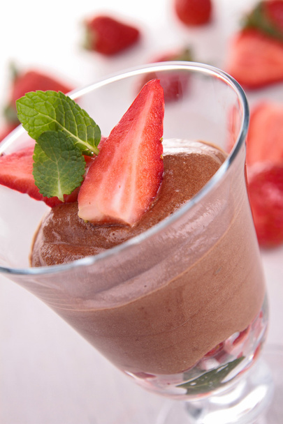 Chocolate mousse with strawberries - Foto, Imagem