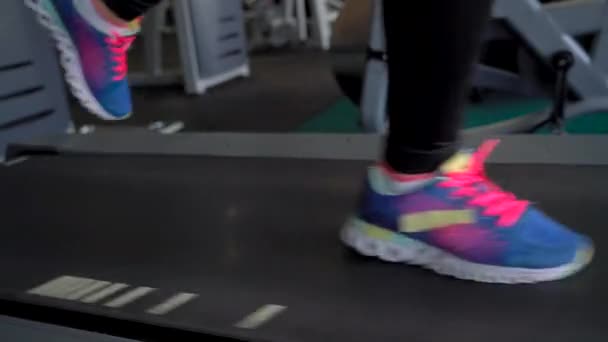 Woman running on treadmill in gym - Záběry, video