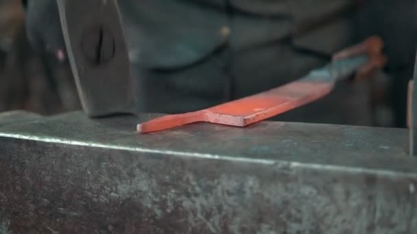 Il fabbro forgiare manualmente nella fucina
 - Filmati, video