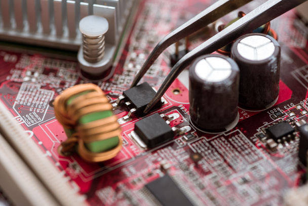 Montaje de placa de circuito digital con microchips y componentes
  - Foto, imagen
