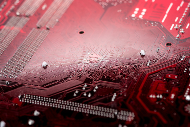 Placa madre de computadora roja con elementos integrados
 - Foto, imagen