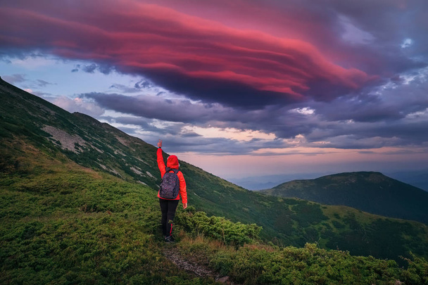Neuvěřitelně krásná obloha při západu slunce v Karpatských horách - Fotografie, Obrázek