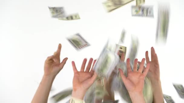 Muchas manos atrapan la caída de dólares
 - Metraje, vídeo