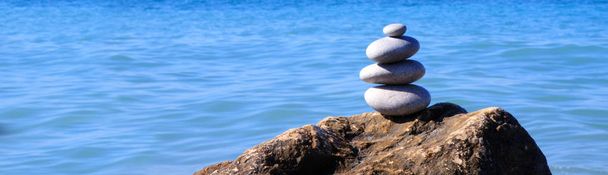 Lázeňské kameny rovnováha na pláži. - Fotografie, Obrázek