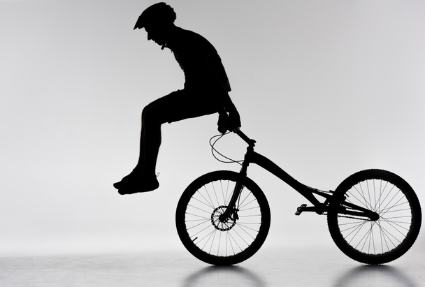 sziluettjét próba-motoros teljesítő stunt kerékpár, fehér - Fotó, kép
