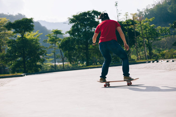 Skateboarder sakteboarding on parking lot - Foto, Imagem