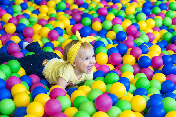 Little girl is played in balloons - Fotó, kép