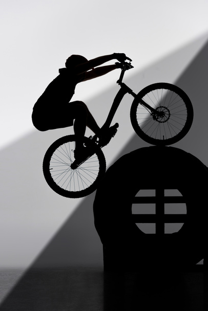 siluetti oikeudenkäynti biker tasapainotus traktorin pyörän harmaa
 - Valokuva, kuva