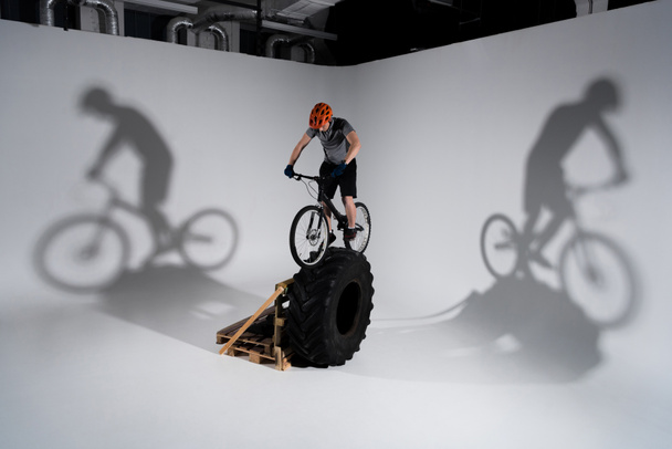 fiatal próba-motoros sisak traktor kerék kiegyensúlyozása - Fotó, kép