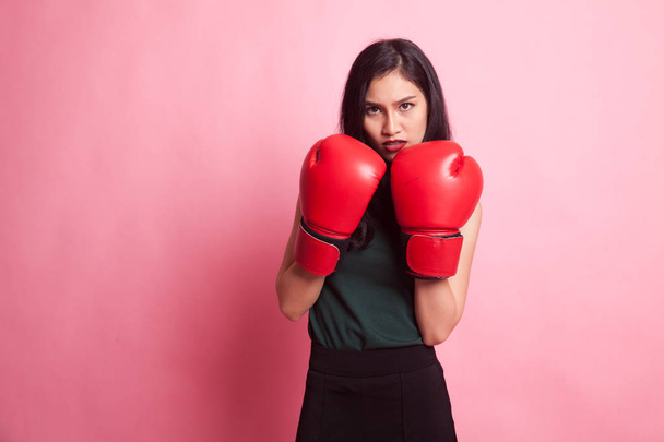 Young Asian woman with red boxing gloves. - Foto, immagini