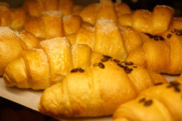 Zlatá croissanty ve výloze - Fotografie, Obrázek