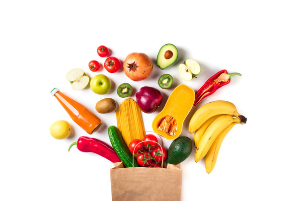 Egészséges élelmiszer-háttér. Egészséges táplálkozás, a papír zacskó tészta, a zöldségek és a gyümölcsök, a fehér. Vásárlás vegetáriánus élelmiszer szupermarket koncepció - Fotó, kép