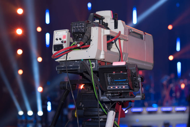 Câmera de vídeo para filmar eventos para um estúdio de TV móvel
 - Foto, Imagem