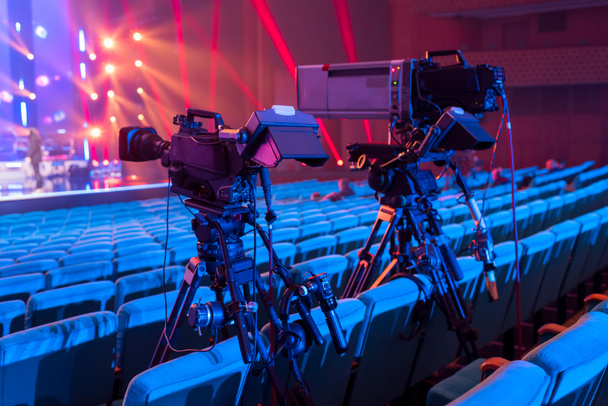 Μια επαγγελματική τηλεοπτική φωτογραφική μηχανή για τη μαγνητοσκόπηση συναυλίες και εκδηλώσεις - Φωτογραφία, εικόνα