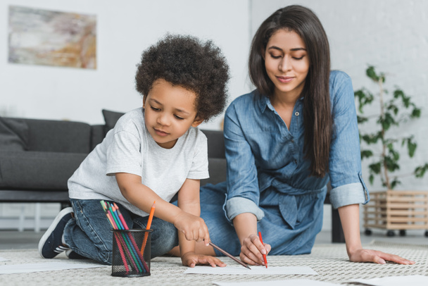 african american mother and son drawing on floor at home - Fotografie, Obrázek