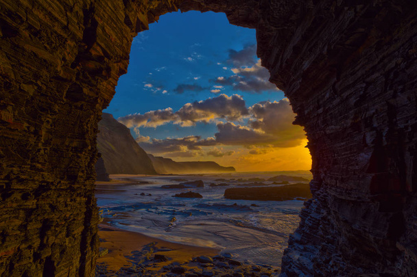 Barriga ビーチ、ポルトガルで洞窟の中から海の夕日を見る - 写真・画像