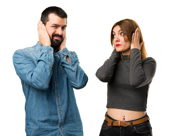 Hombre y mujer cubriendo sus oídos
 - Foto, Imagen