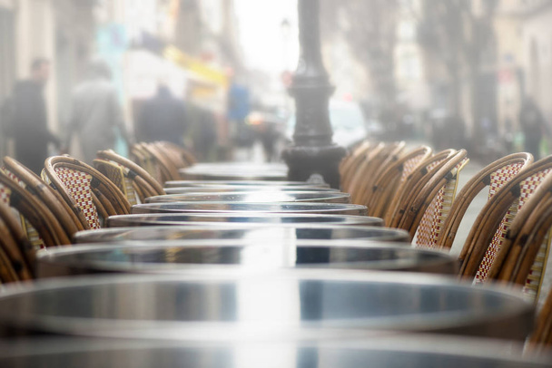 Vue sur la rue d'une terrasse Café avec tables et chaises vides
 - Photo, image