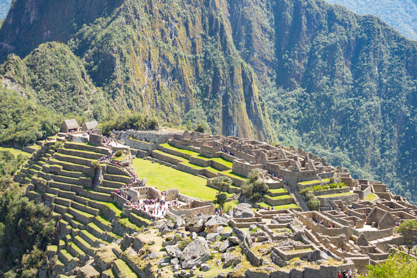 Machu Picchu terrassen steile weergave van bovenaf naar Urubamba vallei hieronder. Peru reisbestemming, de beroemde markt toerisme. - Foto, afbeelding