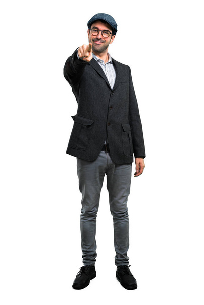 Όμορφος ο σύγχρονος άνθρωπος με μπερέ και γυαλιά σημεία το δάχτυλό σας - Φωτογραφία, εικόνα
