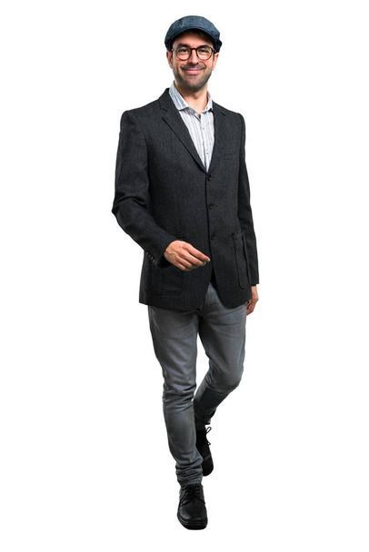 Hombre moderno guapo con boina y gafas caminando
 - Foto, imagen