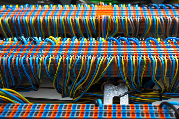 alambres en panel eléctrico
 - Foto, imagen