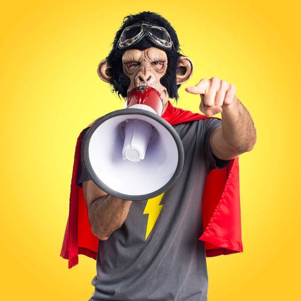 Süper kahraman maymun adam tarafından megafon bağırarak - Fotoğraf, Görsel