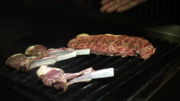 Chef vaření Grilovaná jehněčí žebírka a hovězí steak 4k - Záběry, video
