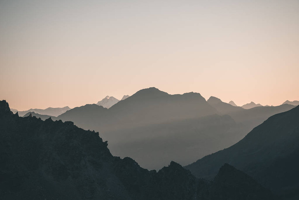 Μακρινό βουνό σιλουέτα με καθαρό ουρανό και το απαλό φως. Πιο ήπια εικόνα, εκλεκτής ποιότητας φίλτρο, split τόνωση. - Φωτογραφία, εικόνα