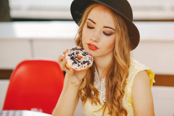 girl with donut - Φωτογραφία, εικόνα