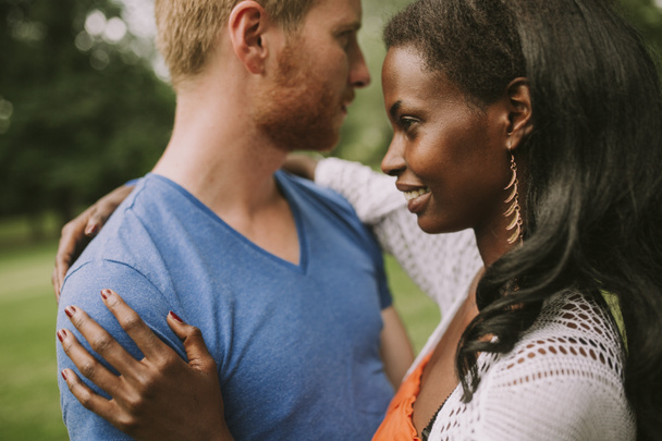 Joyeux jeune couple multiracial dans le parc un jour d'été
 - Photo, image
