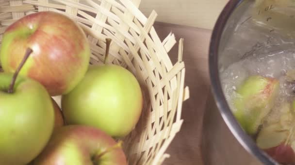 Yavaş hareket su elma ve şeker ile tavada içine dökülür - Video, Çekim