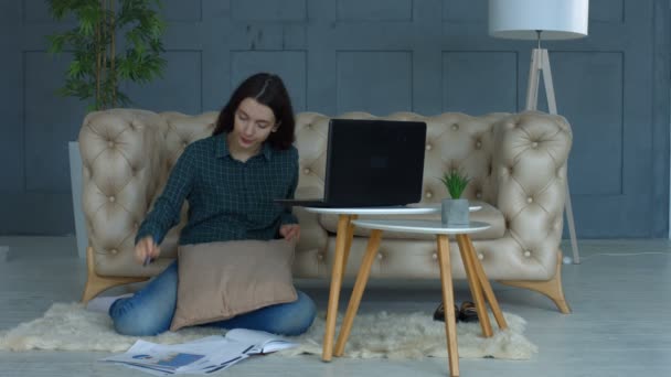 Thoughtful businesswoman working in home office - Video, Çekim