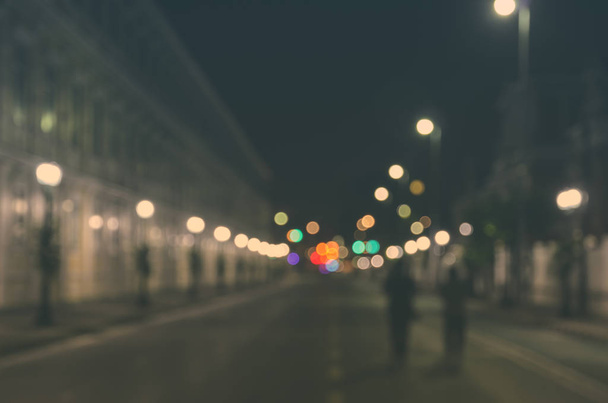 Bulanık görüntü ile boş bir şehir sokakta yürürken insan - Fotoğraf, Görsel