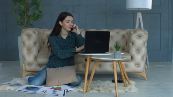 Successful freelance woman working in home office - Séquence, vidéo